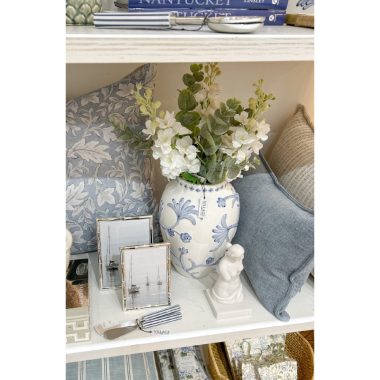 LILLE WHITE/BLUE EMBOSSED VASE SM